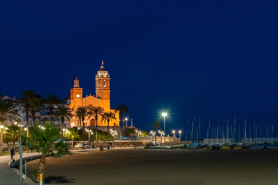 Barcelona Airport to Sitges: Train, Coach & Taxi (2026 Guide)